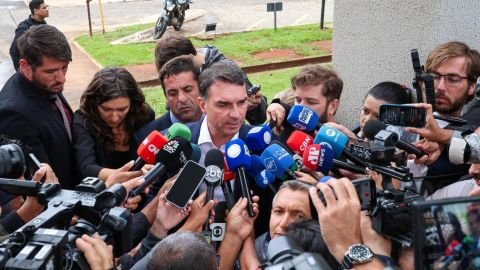 Embaixada da Argentina passa madrugada aberta e Flávio Bolsonaro fica incomunicável em meio a rumores de saída do Brasil