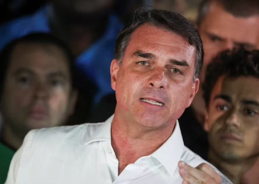 FLÁVIO BOLSONARO TERIA DEIXADO O BRASIL RUMO AOS EUA; RELATO APONTA SUPOSTA OPERAÇÃO DE PROTEÇÃO AMERICANA